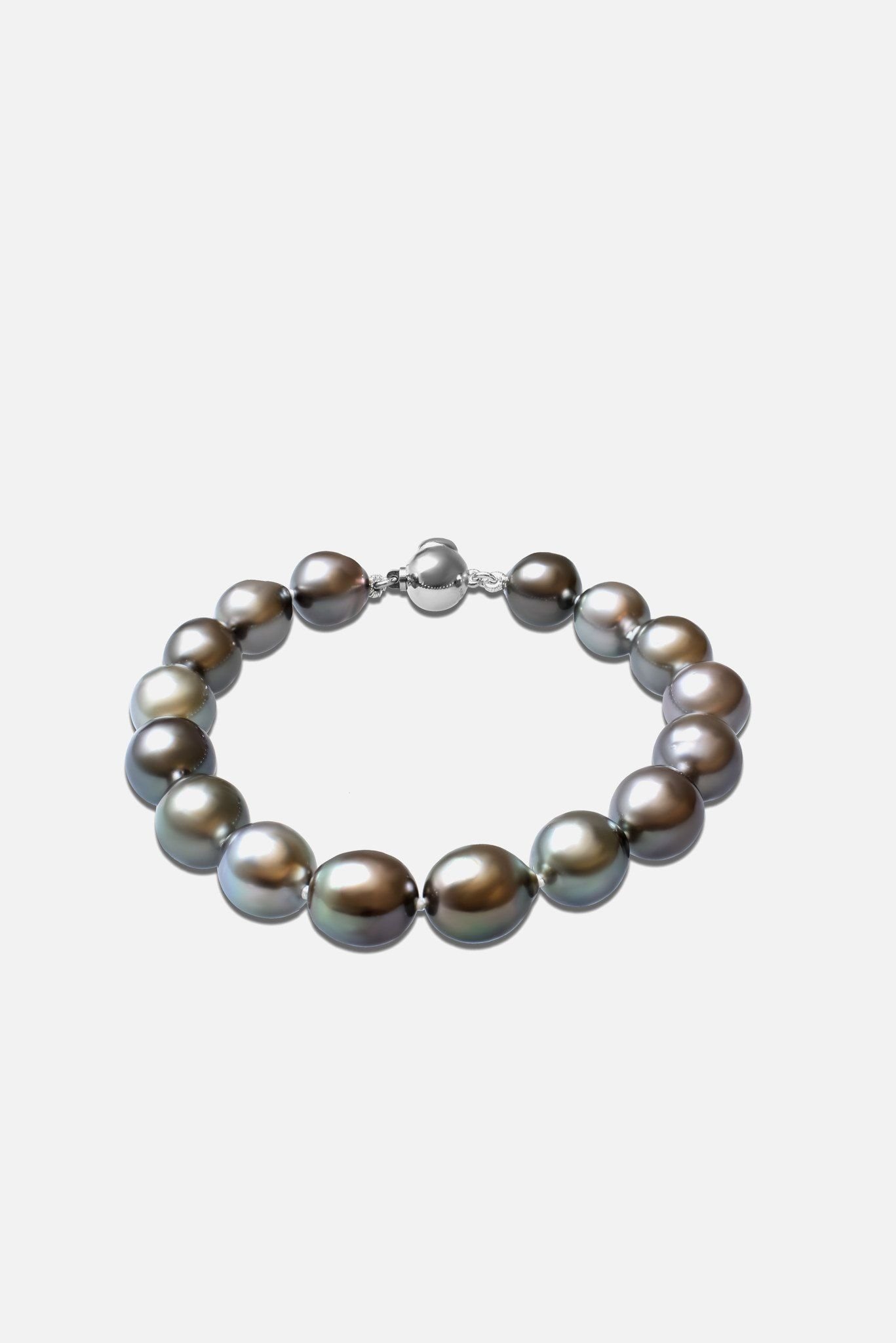 Vòng tay phong thủy kết hợp với bạc S925 góp phần thể hiện sự kiên định cho nam mạng 1981