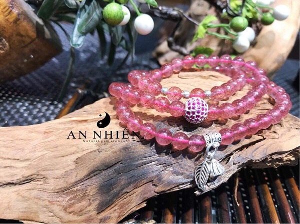 Vòng tay thạch anh dâu tây màu hồng dâu, mang ý nghĩa thu hút tình duyên và cân bằng cảm xúc