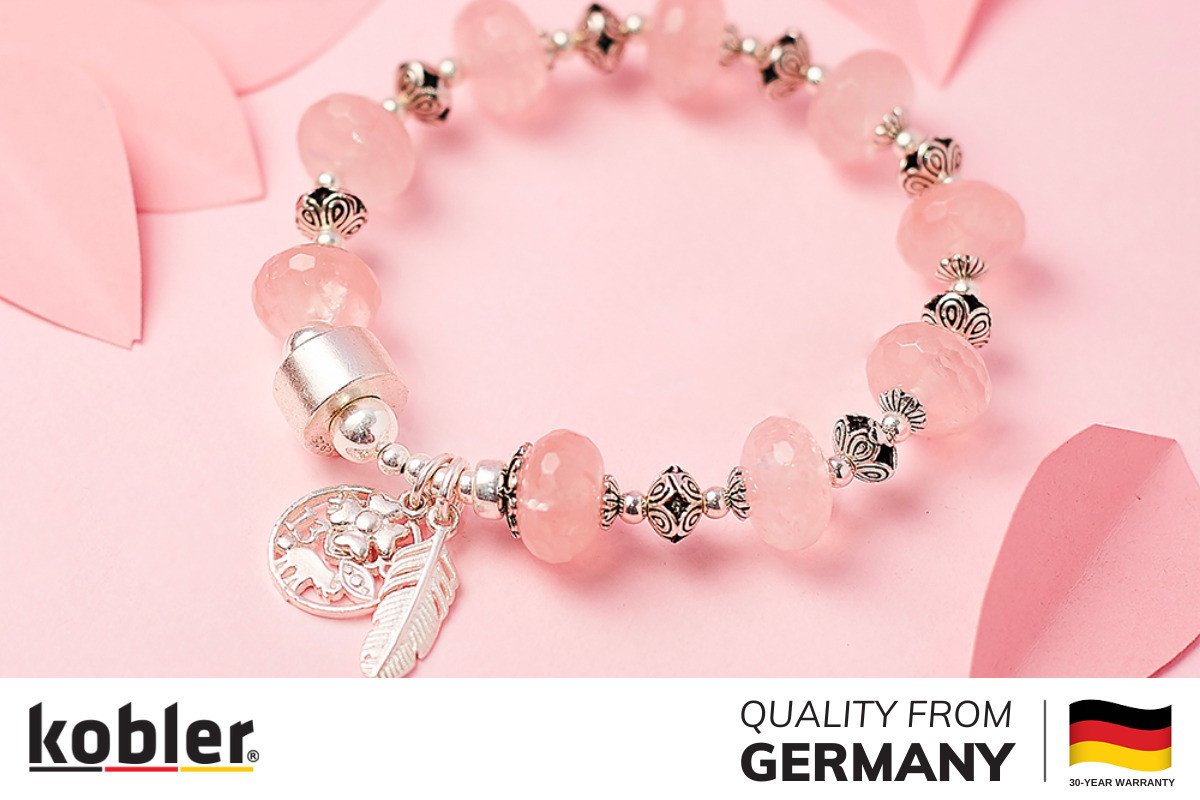 Vòng tay thạch anh hồng mang vẻ đẹp tinh tế và năng lượng yêu thương.